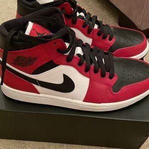 Nike Men's AIR JORDAN 1 MID SIZE 8 CHICAGO TOE EUC Basketball